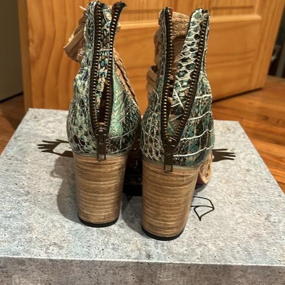 Freebird Bela Taupe Multi Size 8 Just about New! - Picture 3 of 8